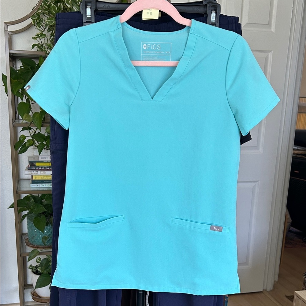Figs Women’s Casma Three-Pocket Scrub Top. Size XXS.